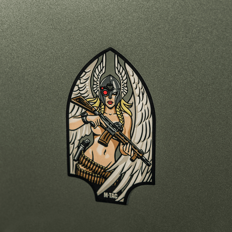M-Tac Sticker Valkyrie viser Valkyrie med normannisk hjelm og M4 gevær, formet som en amerikansk-canadisk Arrowhead patch.