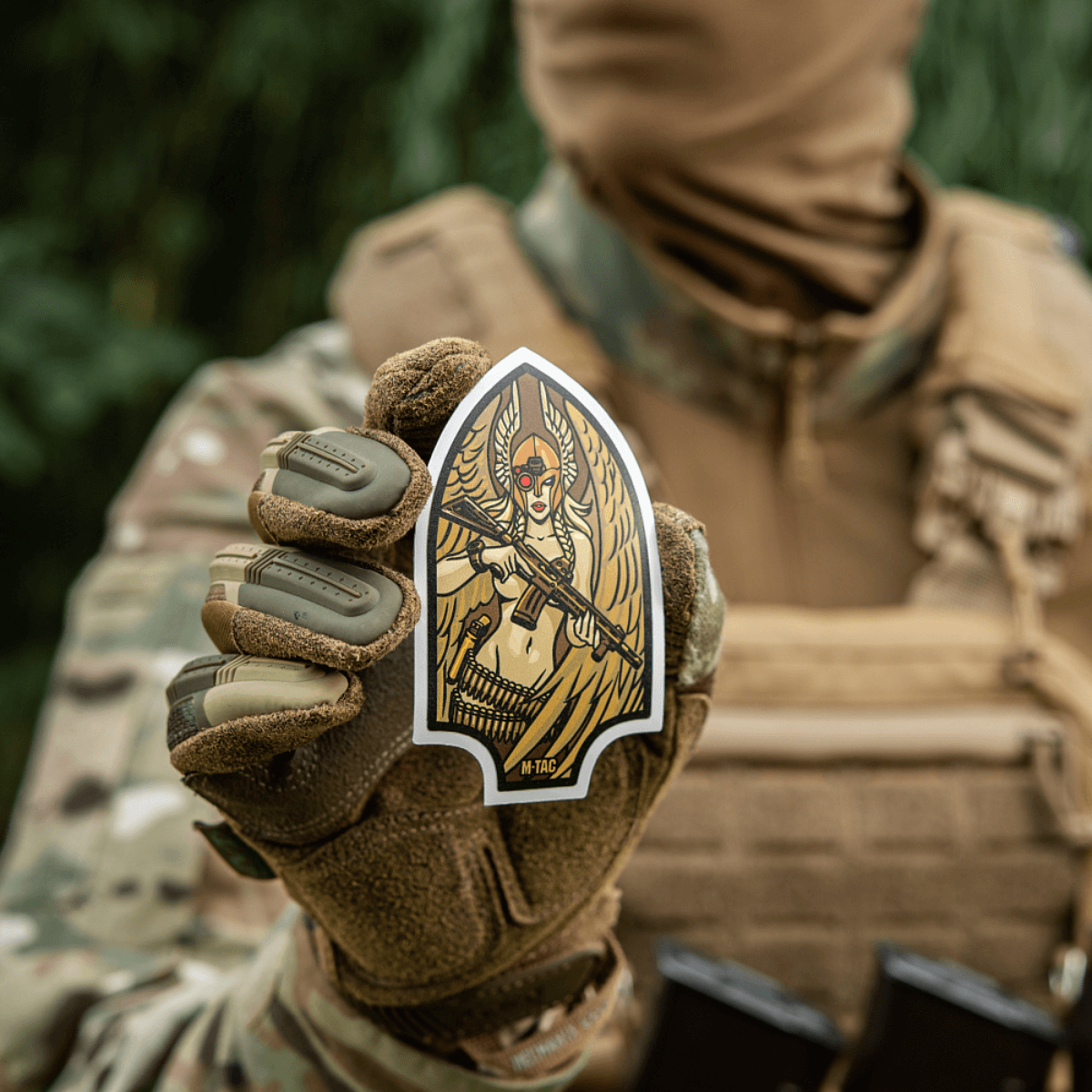 M-Tac Sticker Valkyrie viser krigsgudinde med M4 gevær og hjelm, inspireret af Arrowhead patch. Ideel til dekoration.