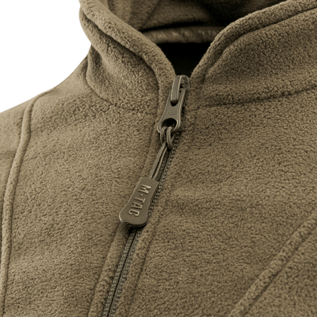 M-Tac Delta Fleece Jakke med lynlåsdetalje i komfortabelt fleece materiale, perfekt til udendørs aktiviteter og køligere vejr.