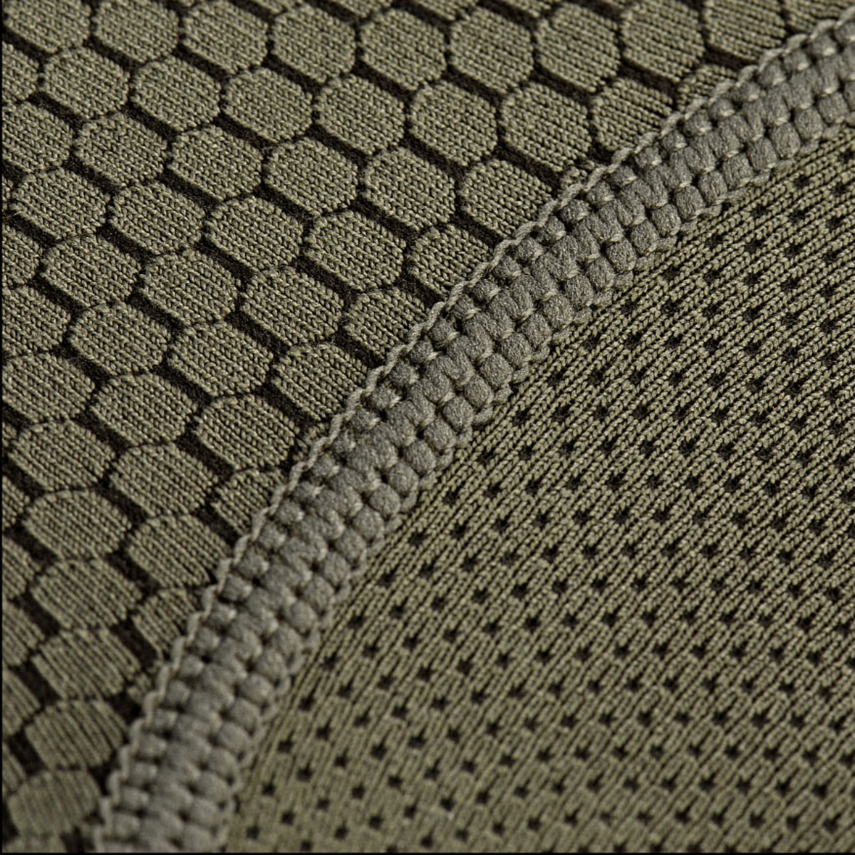 Detalje af M-Tac Hexagon Sports Underbukser stofmønster i grøn, der fremhæver dets unikke geometriske design og høj kvalitet.