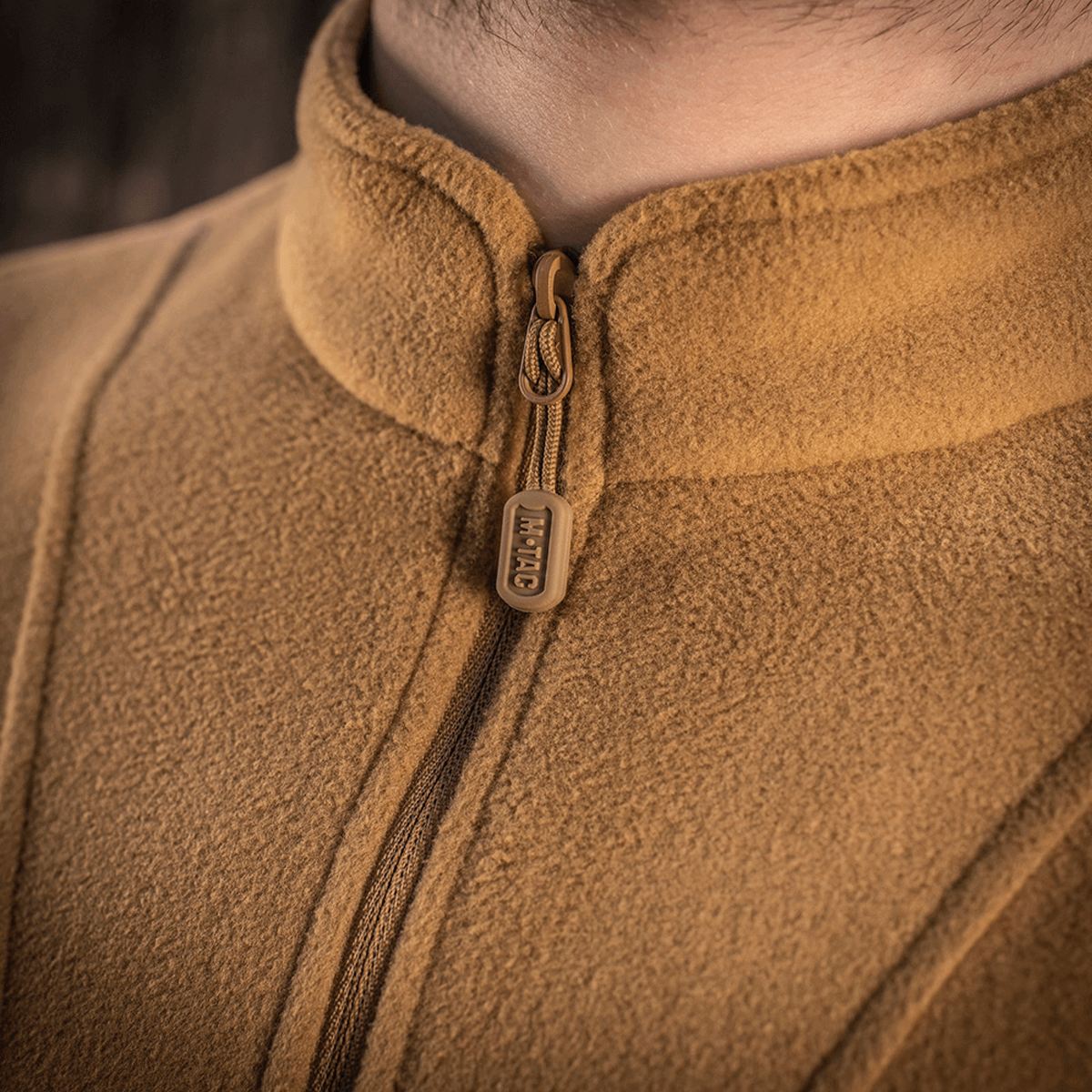 M-Tac Delta Polartec Fleecejakke i brun farve med lynlåsdetalje, fremstillet af åndbart og varmt Polartec® Micro Series-fleece