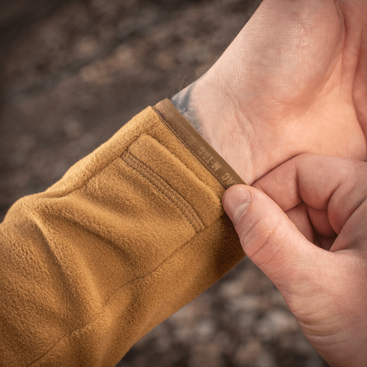 Detalje af ærme på M-Tac Delta Polartec Fleecejakke i brun, viser kvaliteten af Polartec® Micro Series-fleece og funktionelt design.