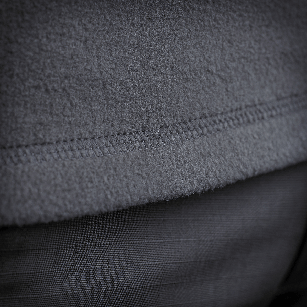 Nærbillede af M-Tac Delta Polartec Fleecejakke, viser soft Polartec® Micro Series-fleece tekstur og syning, perfekt til koldt vejr.