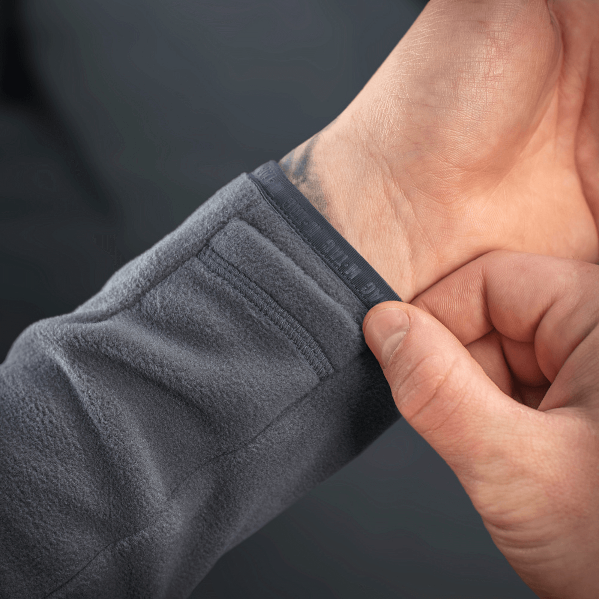 Nærbillede af M-Tac Delta Polartec Fleecejakke, der viser det bløde og slidstærke Polartec® Micro Series-fleece materiale.