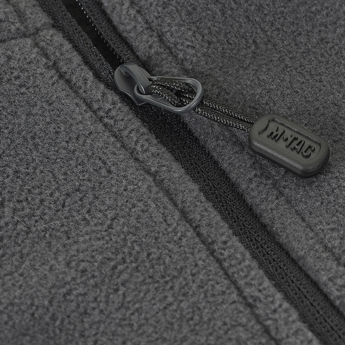 Detalje af lynlås på M-Tac Delta Polartec Fleecejakke med Polartec®-fleece, der viser materiale og lynlåsdesign.