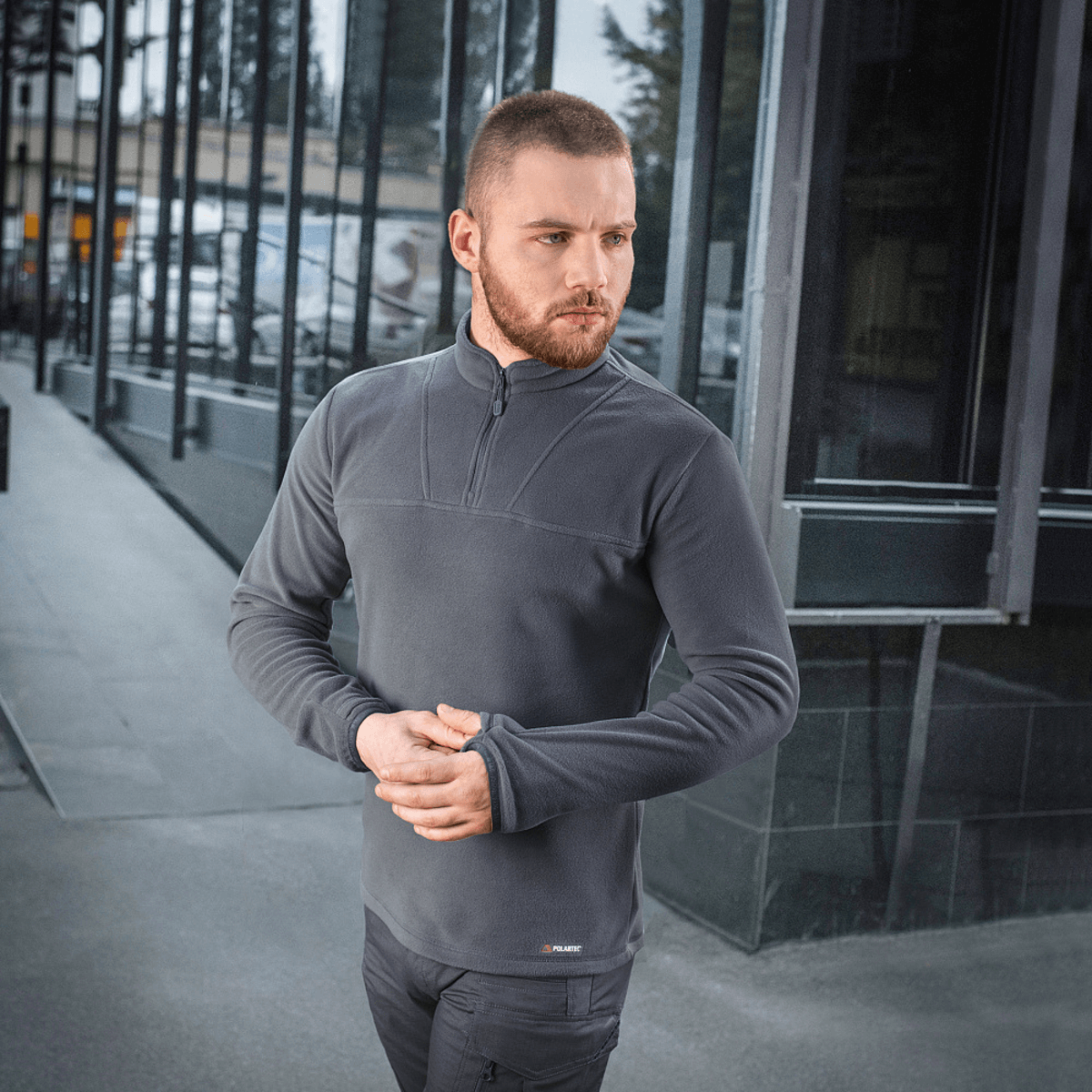 Mand iført M-Tac Delta Polartec Fleecejakke, stilren og funktionel jakke ideel til kolde dage, fremstillet af Polartec Micro Series-fleece.