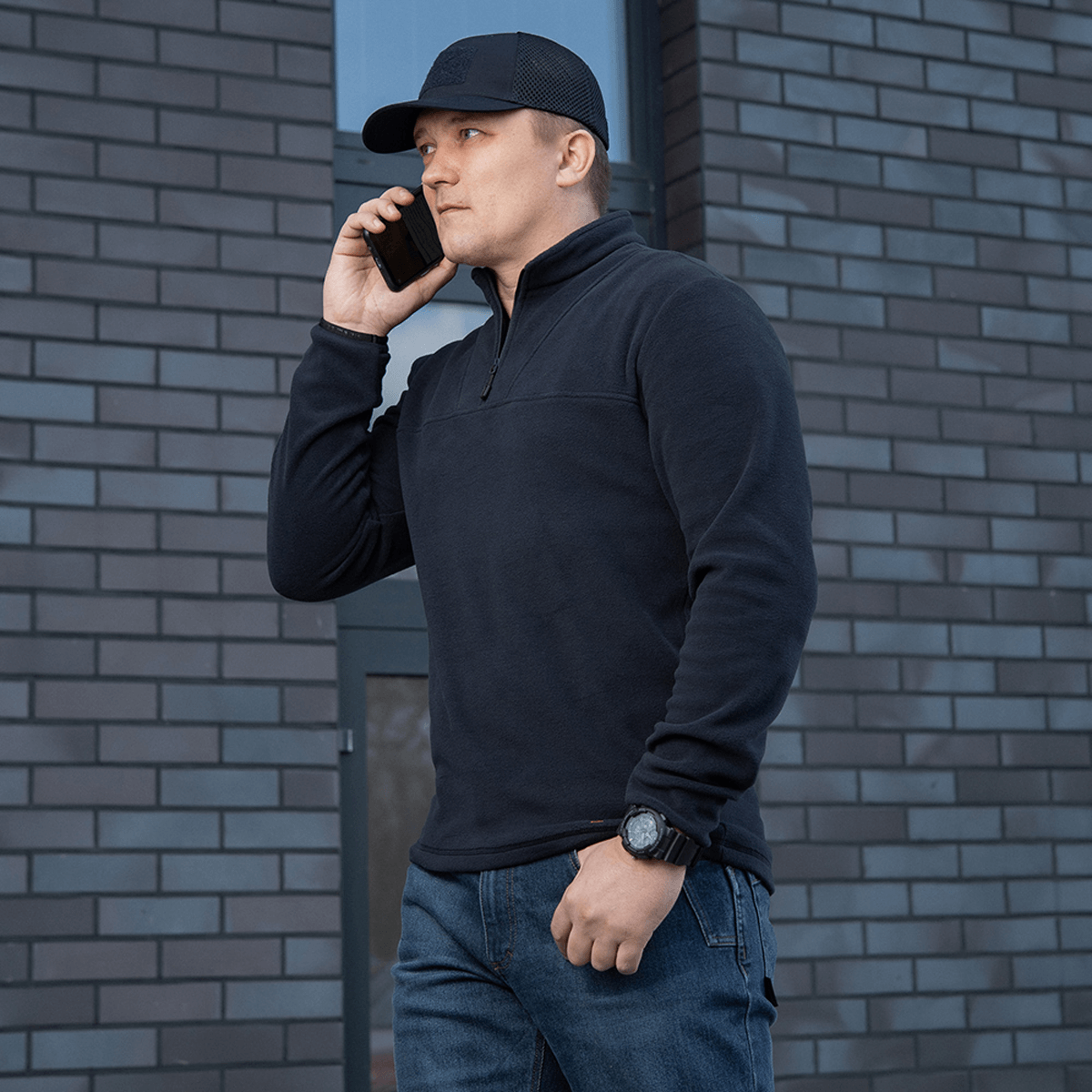 Mand iført M-Tac Delta Polartec Fleecejakke, stilren og funktionel, perfekt til kolde dage, fremstillet af Polartec® Micro Series-fleece.