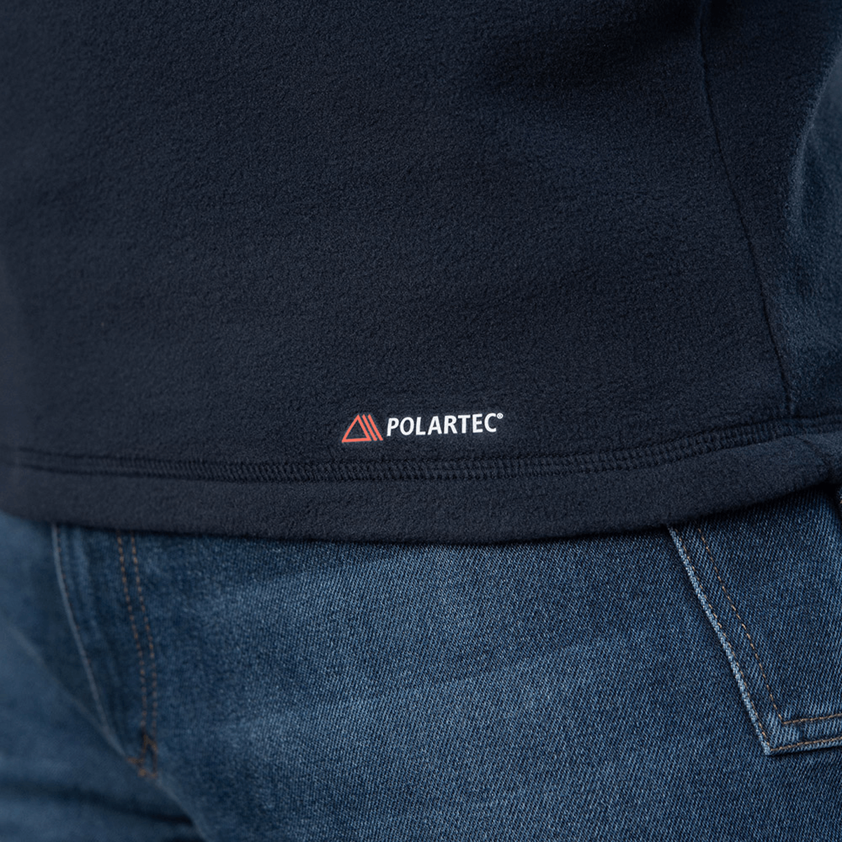Polartec fleece på M-Tac Delta Polartec Fleecejakke med jeansklædt model baggrund