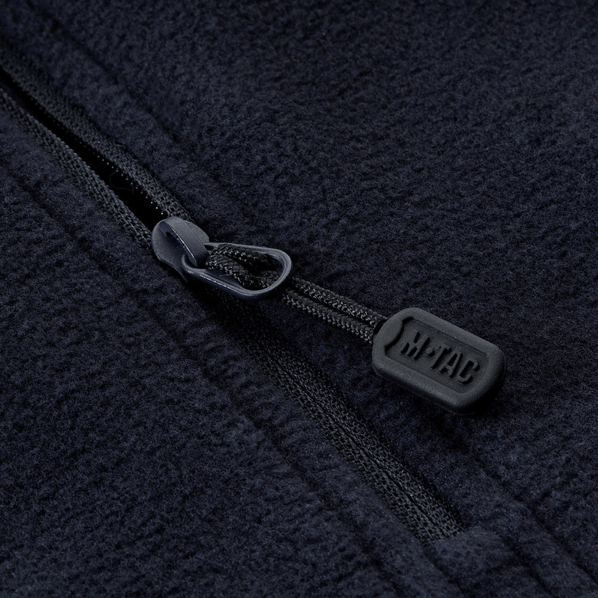 Detalje af lynlås på M-Tac Delta Polartec Fleecejakke fremstillet af åndbart, slidstærkt Polartec Micro Series-fleece, ideel til kolde dage.