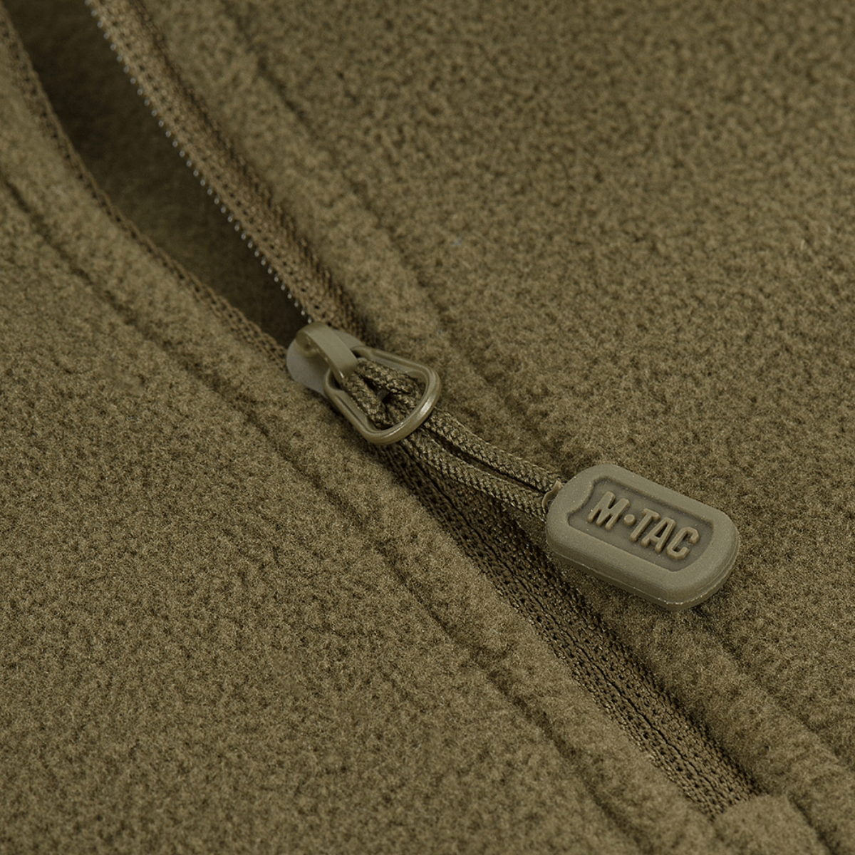 Nærbillede af M-Tac Delta Polartec Fleecejakke lynlås og stof, fremstillet af holdbart Polartec® Micro Series-fleece.