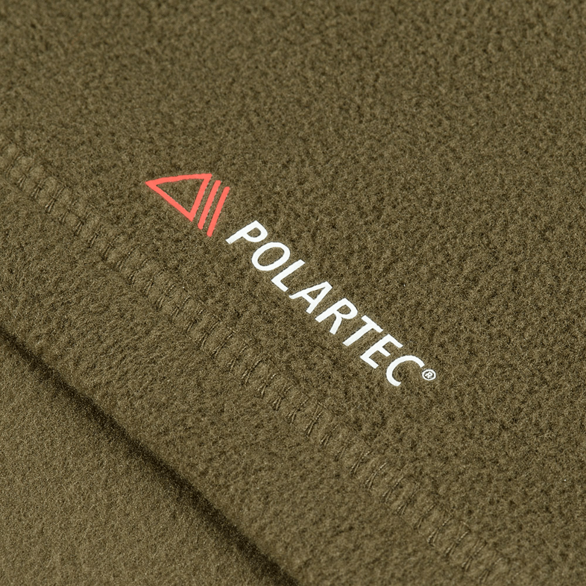 Polartec logo på M-Tac Delta Polartec Fleecejakke i slidstærkt og varmt materiale ideelt til kolde dage.