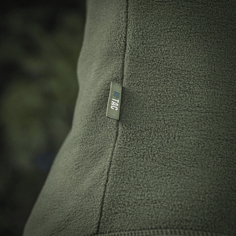 M-Tac Delta Polartec Fleecejakke i grøn farve, teksturdetalje, lavet af holdbart Polartec® Micro Series-fleece, let og åndbart materiale.