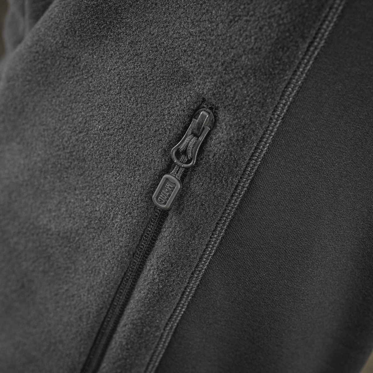 Detalje af M-Tac Polartec Sport Fleecejakke med lynlåslomme i slidstærk og behagelig Polartec® 200 Series fleece.