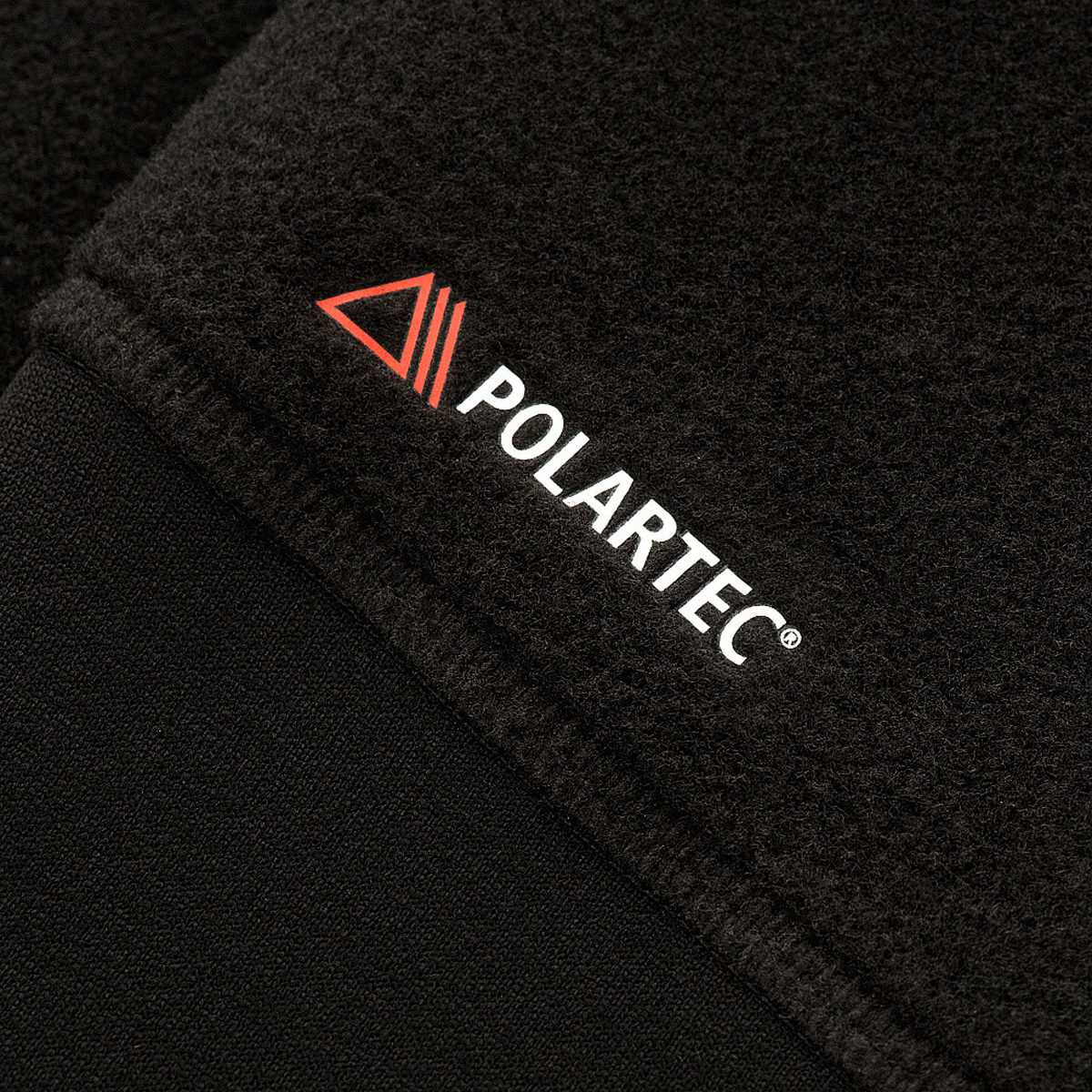 M-Tac Polartec Sport Fleecejakke med Polartec® logo, viser materialets kvalitet og holdbarhed i tæt detalje.