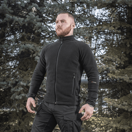 M-Tac Polartec Sport Fleecejakke bæres udendørs, perfekt til overgangsperioder, med moderne teknologi og komfort.