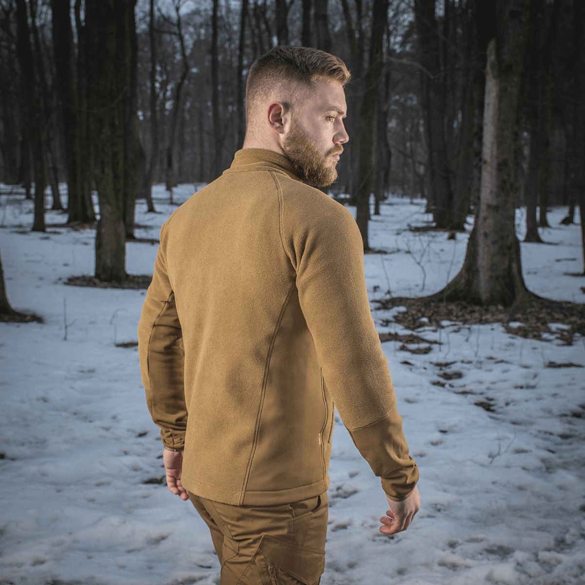 Mand i M-Tac Polartec Sport Fleecejakke, stående i skov om vinteren, viser komfort og varmeisolering af jakken.