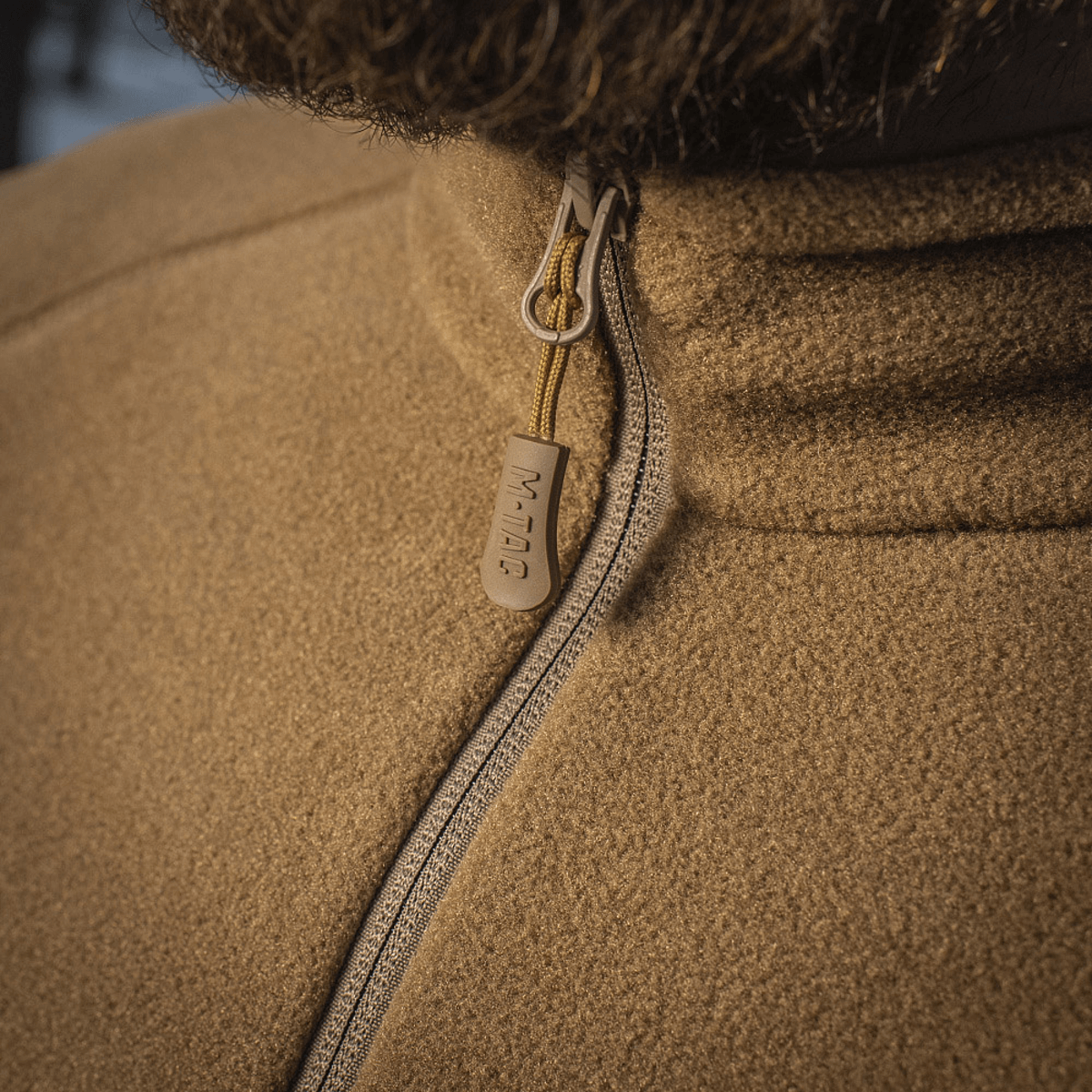 M-Tac Polartec Sport Fleecejakke med lynlåsdetalje i nærbillede, fremvisning af Polartec® 200 Series fleece-materiale