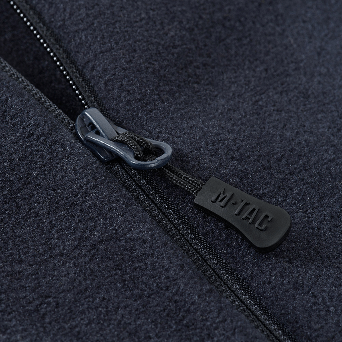 Lynlåsdetalje på M-Tac Polartec Sport Fleecejakke, fremstillet af premium Polartec® 200 Series fleece for optimal komfort.