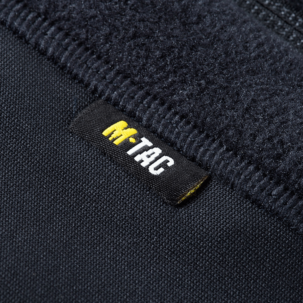 M-Tac Polartec Sport Fleecejakke sort nærbillede af kvalitetsmateriale og mærkeetiket, fremstillet i Polartec® 200 Series fleece.