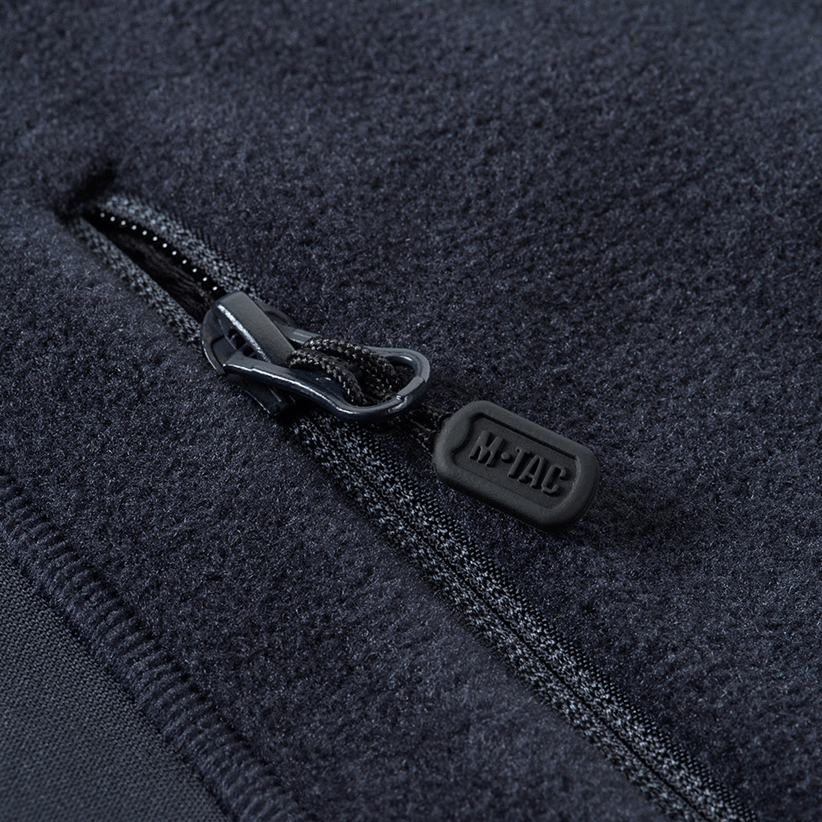 Nærbillede af lynlåsdetalje på M-Tac Polartec Sport Fleecejakke i premium Polartec 200 Series fleece for varme og holdbarhed.