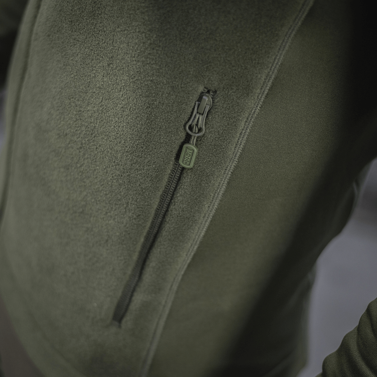 Nærbillede af M-Tac Polartec Sport Fleecejakke med lynlåsdetalje, fremstillet af varm og åndbar Polartec® 200 Series fleece.