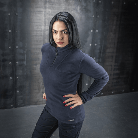 Kvinde iført M-Tac Delta Polartec Fleecejakke Dame, stilfuld og varm jakke til koldt vejr, fremstillet af Polartec® Micro Series-fleece.