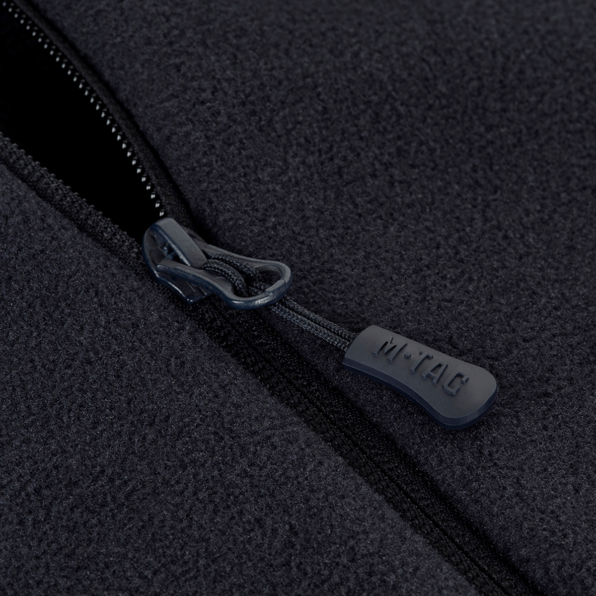 Nærbillede af lynlås på M-Tac Polartec Sport Hættetrøje, der viser materialets tekstur og kvalitet.