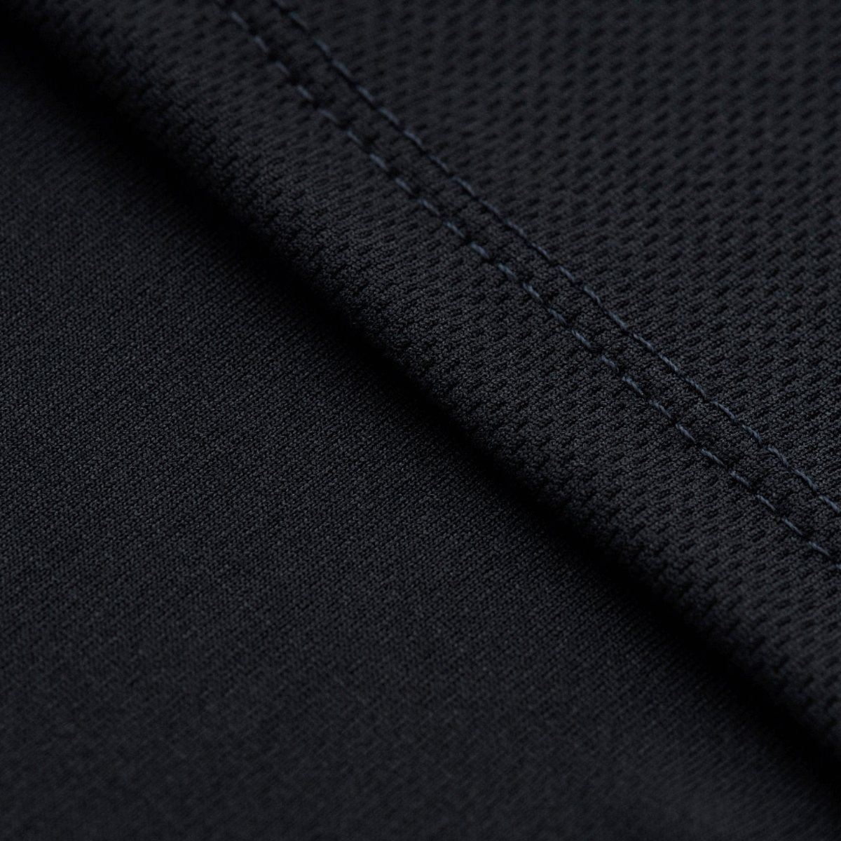 Nærbillede af M-Tac Sweat-Wicking T-Shirt Athletic stof med svedtransporterende egenskaber og hurtigttørrende 100% polyester materiale.