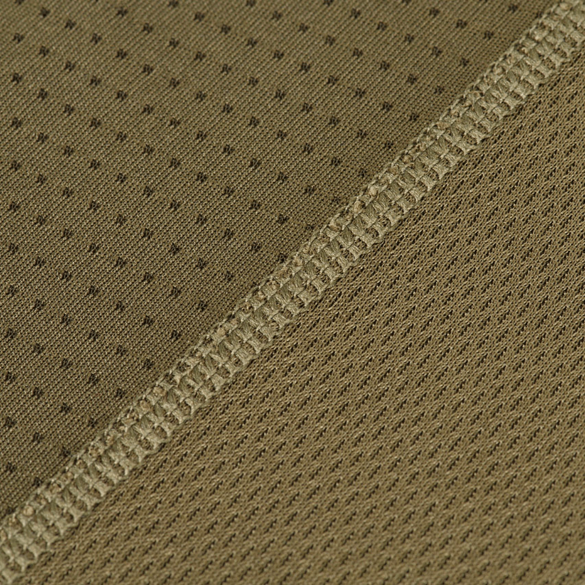 Nærbillede af det åndbare stof på M-Tac Athletic Tactical Gen.II T-shirt, som fremhæver den avancerede fugttransporterende teknologi.