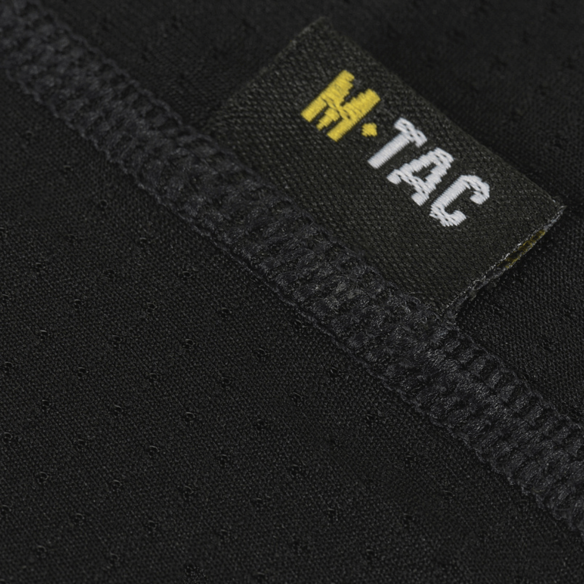 Nærbillede af M-Tac Athletic Tactical Gen.II T-shirt stof og label, som viser det åndbare og fugttransporterende materiale.