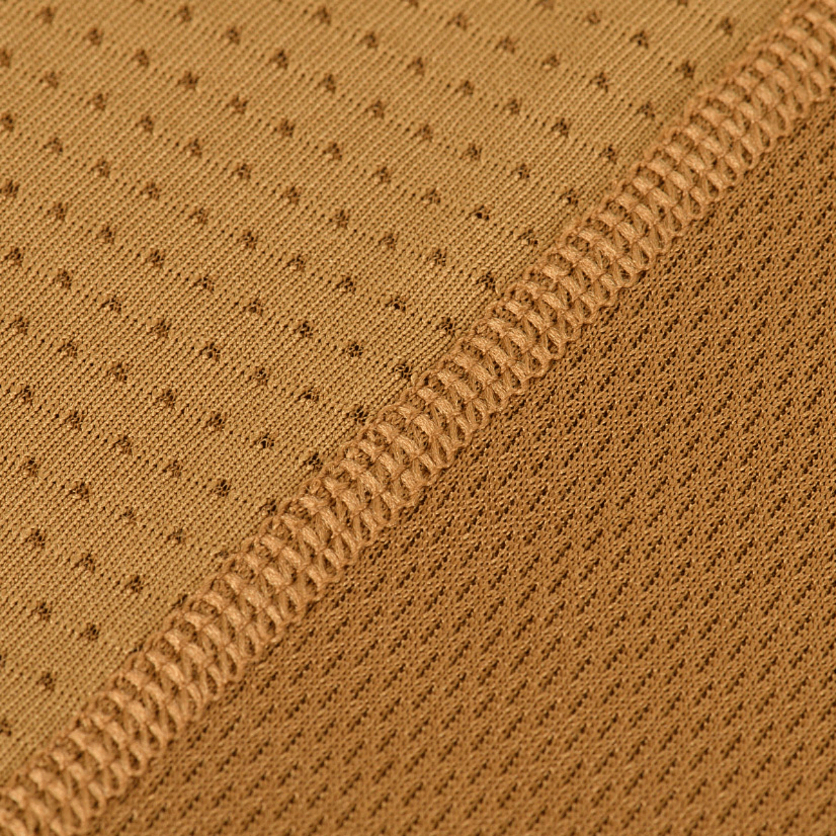 Nærbillede af M-Tac Athletic Tactical Gen.II T-shirt stof, der viser high-tech polyester og ventilationsfunktioner.