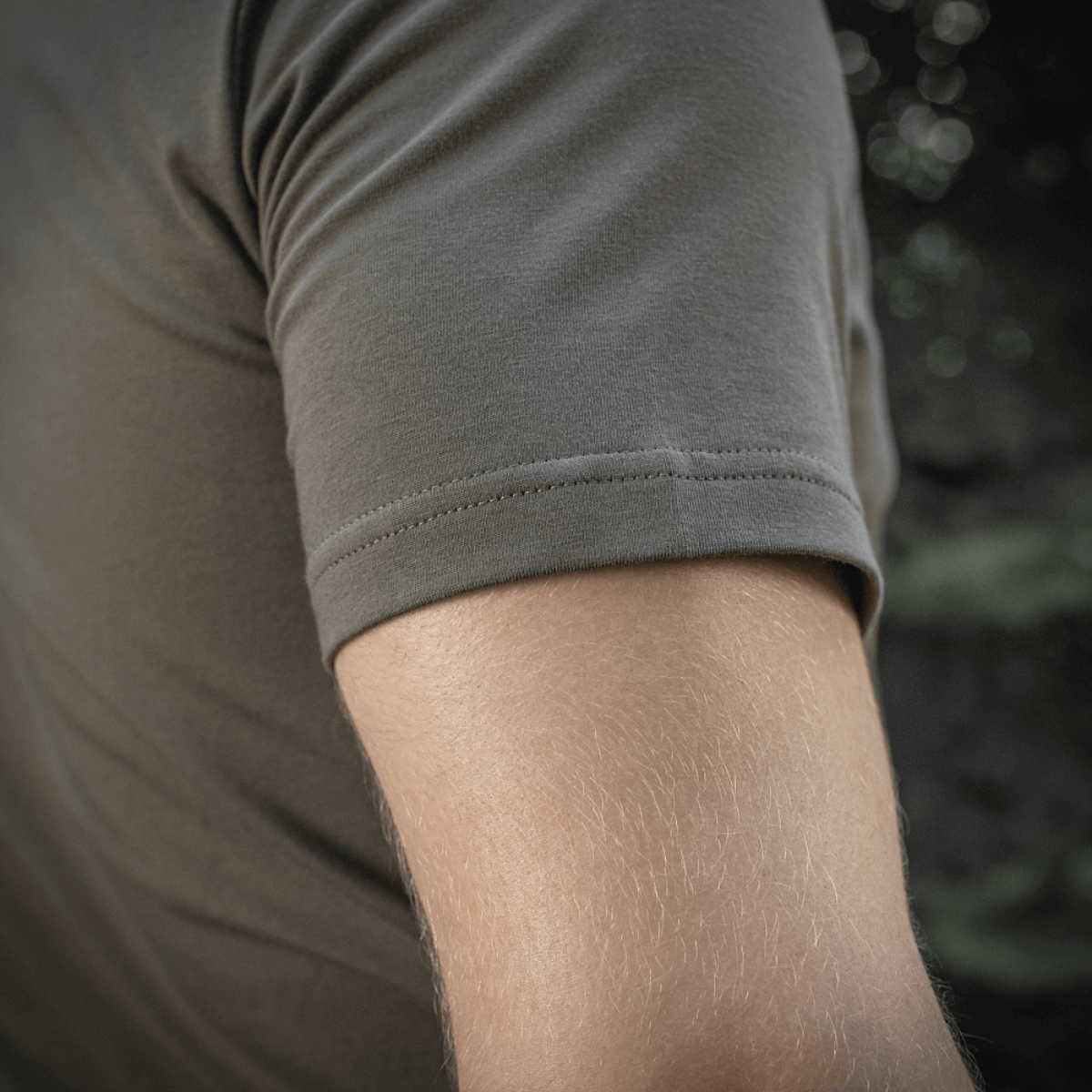 M-Tac Sniper T-shirt i grøn, tæt pasform med komfortabelt mix af bomuld og elastan, ideel til hverdagsbrug og militær uniform.