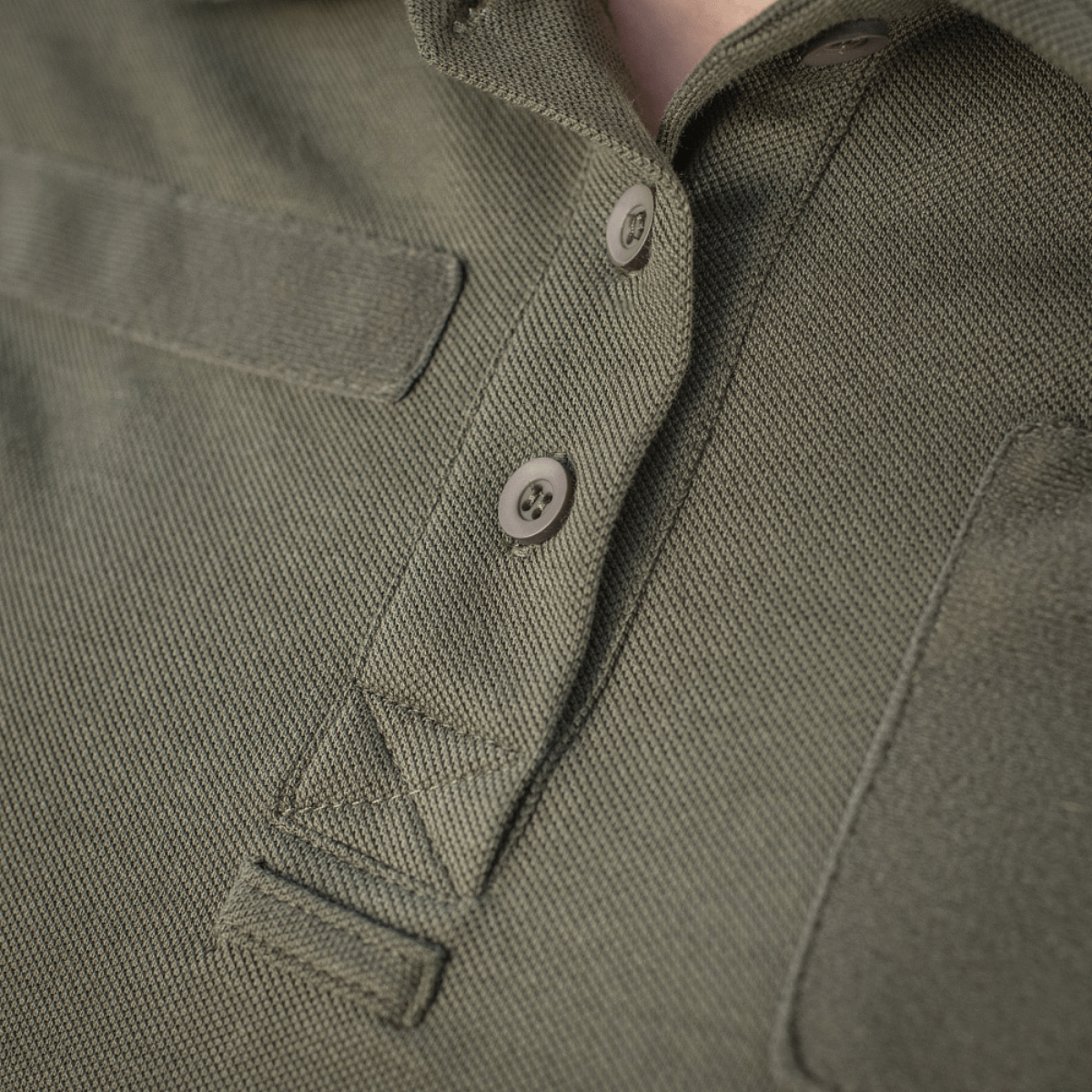 M-Tac Tactical Polo-Shirt 65/35 Lady i bomulds-polyester blanding med knapdetaljer og praktisk design til kvinder.