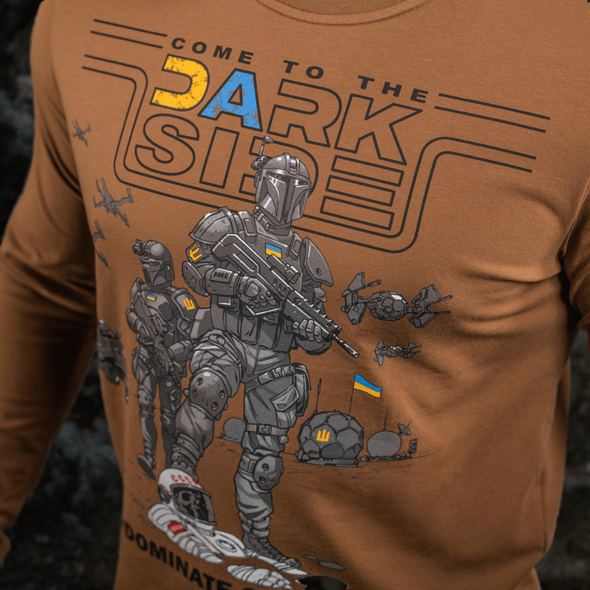 M-Tac T-Shirt UA Side Langærmet med unikt 'Come to the Dark Side' print, lavet af bomuld og elastan for komfort og holdbarhed.