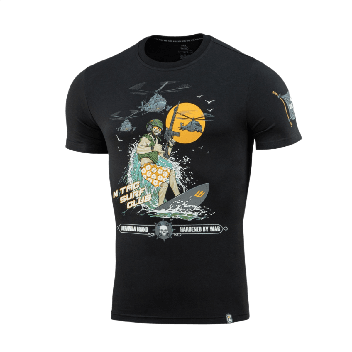 M-Tac T-Shirt Surf Club med design af soldat på surfbræt og helikoptere, inspireret af ukrainske specialoperationer og surfscener.