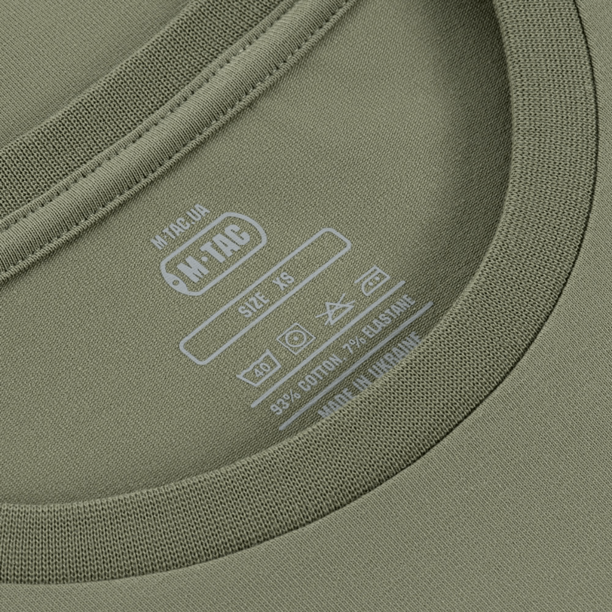 Detaljebillede af M-Tac T-Shirt Mole etikette med størrelse XS, bomuldsblanding og plejeinstruktioner.