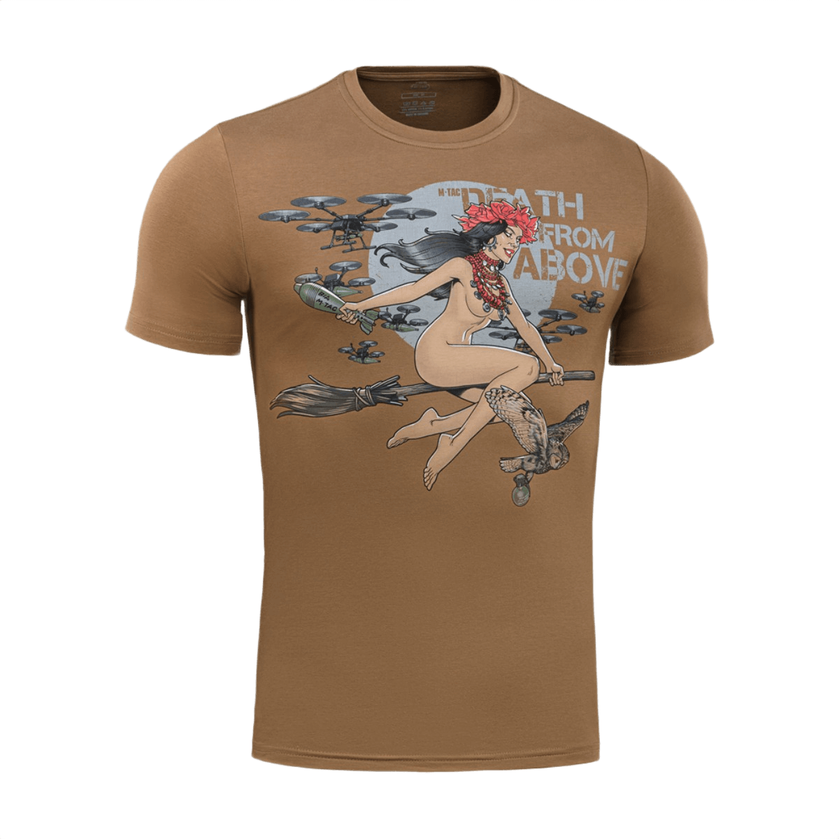 M-Tac T-Shirt Death From Above viser en heks med droner og en ugle, kombinerer ukrainsk folklore og militær tema, lavet af bomuld og elastan.