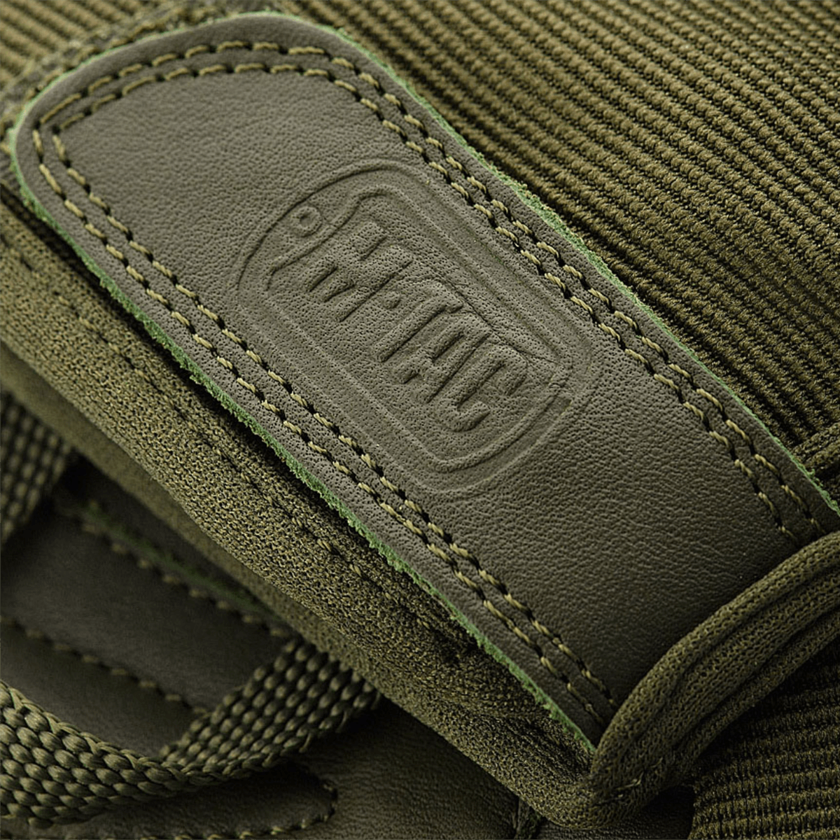 M-Tac Handsker Assault Tactical Mk.2 i læder med synlige syninger og M-Tac logo, fremhæver detaljerne i det taktiske design.