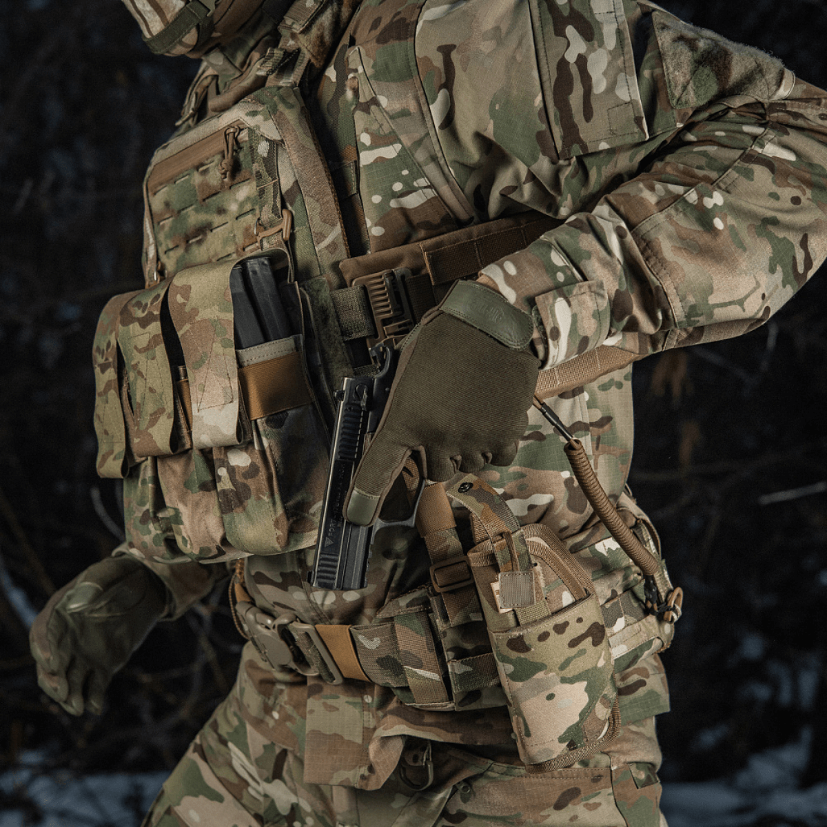 Person iført camouflagedragt med M-Tac Handsker Police, klar til taktik og sikkerhedsarbejde, i en aktiv udendørs scene.