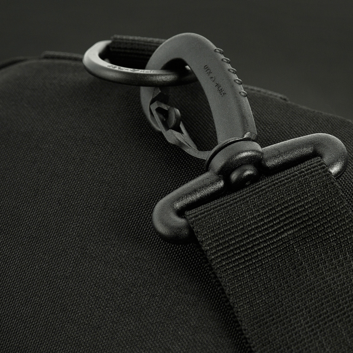 Nærbillede af justerbar strop på M-Tac Assistant Taske med robust spænde og MOLLE-paneler, designet til fleksibel skulderbrug.