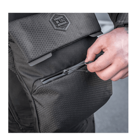 M-Tac Konvert Taske Elite i Cordura Hex 1000D, med justerbar skulderrem og magnetisk lukning, tæt på lynlåsdetalje.