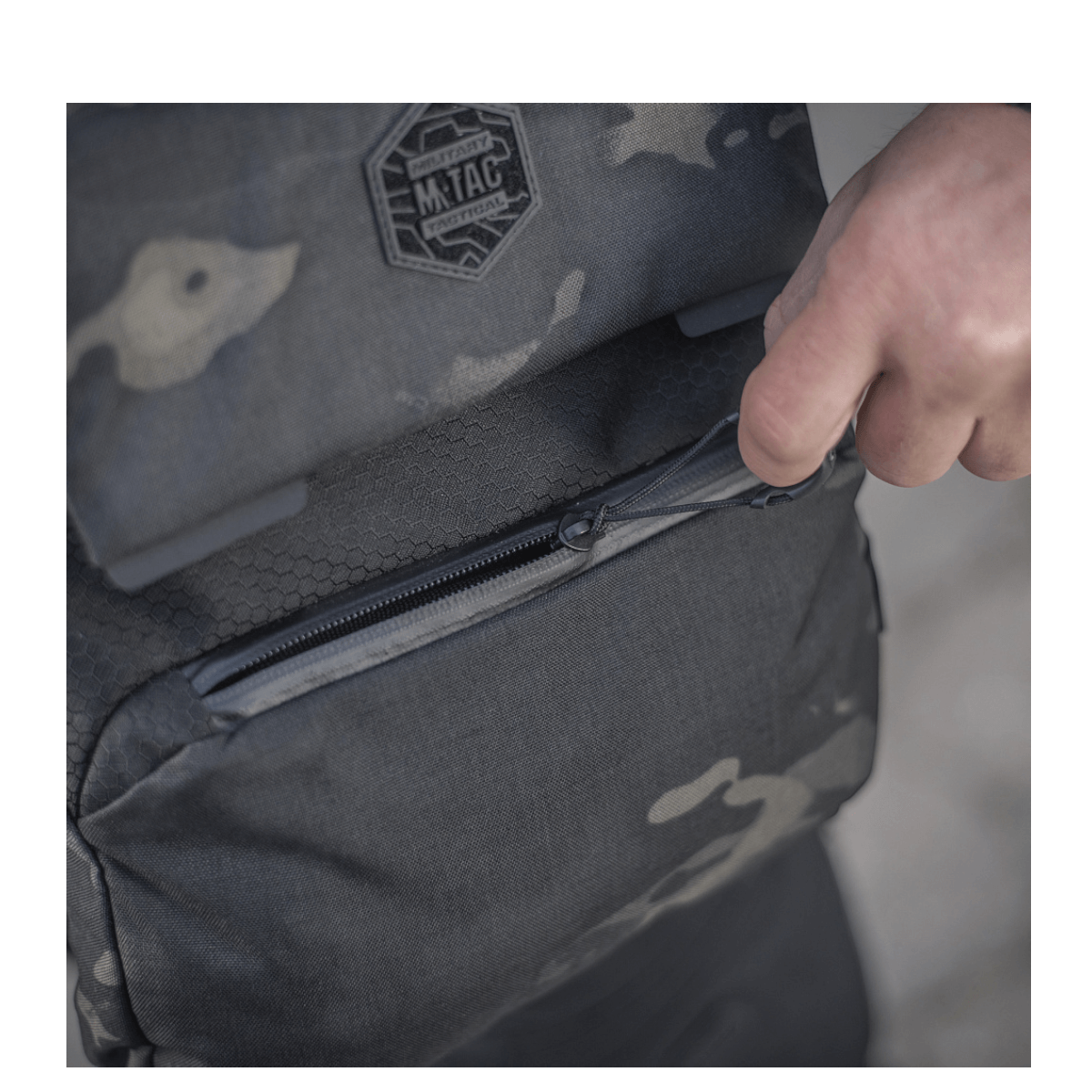 Detaljer af M-Tac Konvert Taske Elite med robust Cordura-stof og lynlås, der fremhæver taskens alsidige design og holdbarhed.