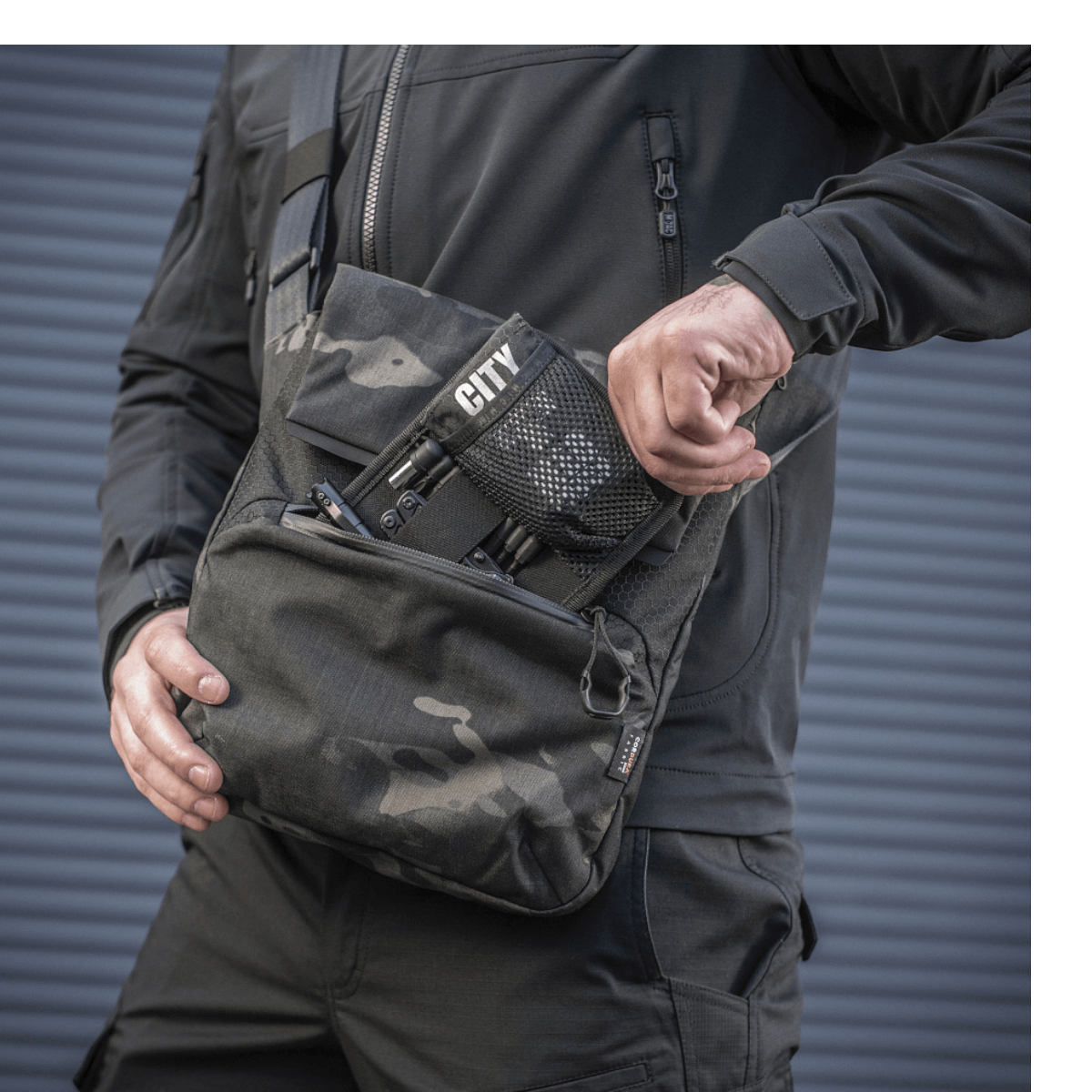 M-Tac Konvert Taske Elite i brug, bæres på kroppen for nem adgang, lavet af slidstærk Cordura 500D og Cordura Hex 1000D materiale.