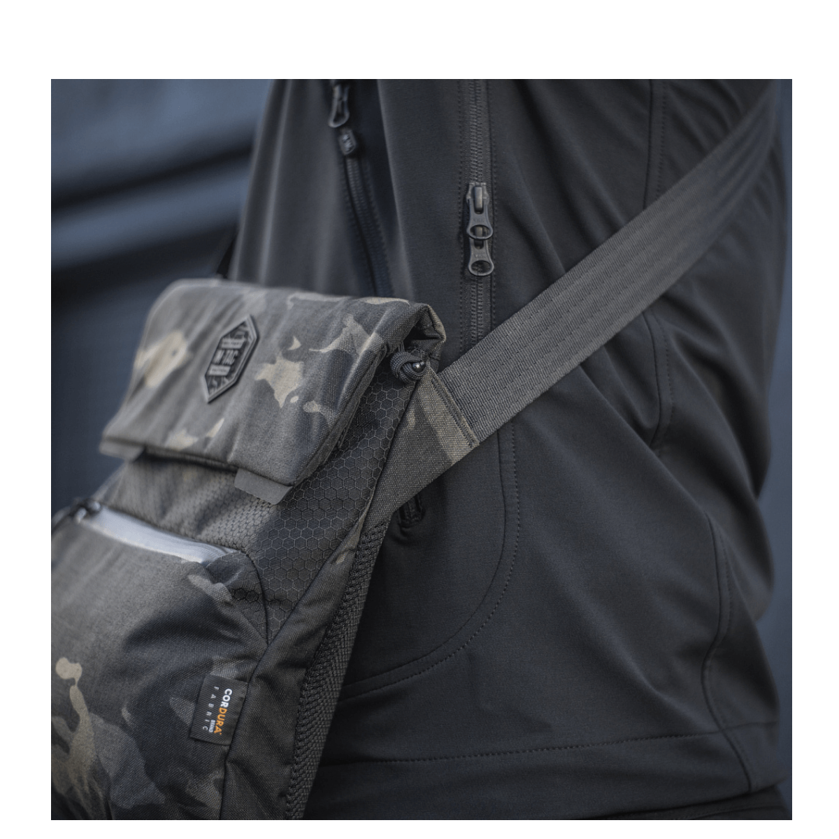 M-Tac Konvert Taske Elite i Cordura materiale med justerbar skulderrem og magnetisk dæksel for hurtig adgang. Alsidig og komfortabel.
