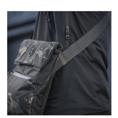M-Tac Konvert Taske Elite i camouflage, robust design med Cordura stof, bærer en praktisk magnetventillukning og justerbar skulderrem.