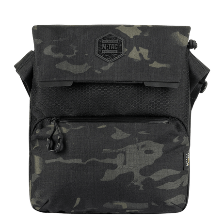 M-Tac Konvert Taske Elite i sort camo med justerbar skulderrem og slidstærkt Cordura materiale, perfekt til alsidig brug