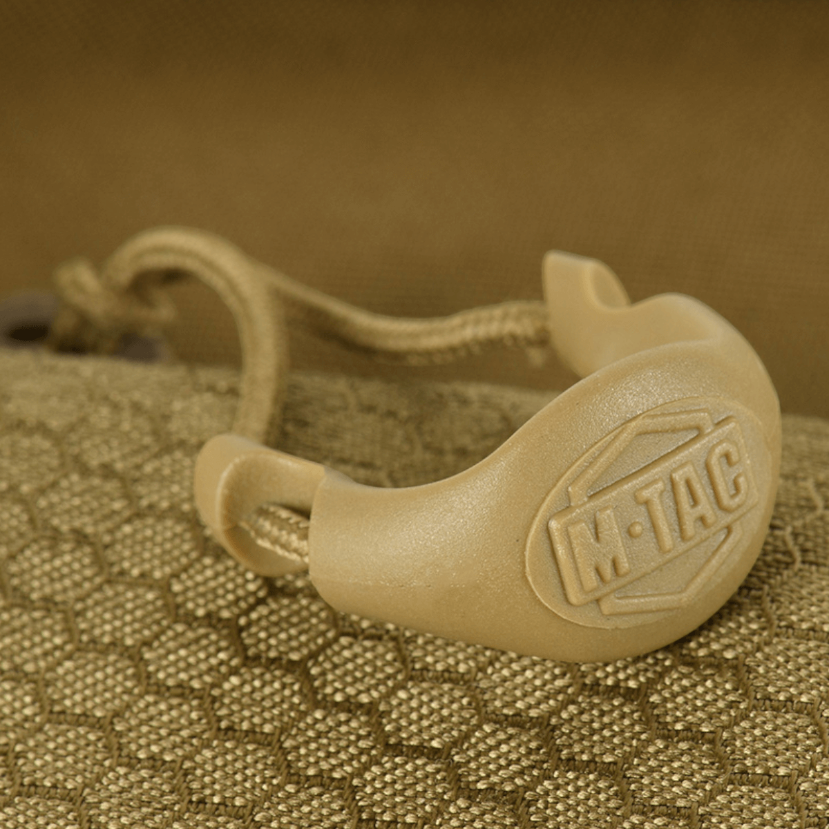 M-Tac Konvert Taske Elite med holdbart Cordura materiale og justerbar skulderrem, detalje af magnetventil lukkesystem.