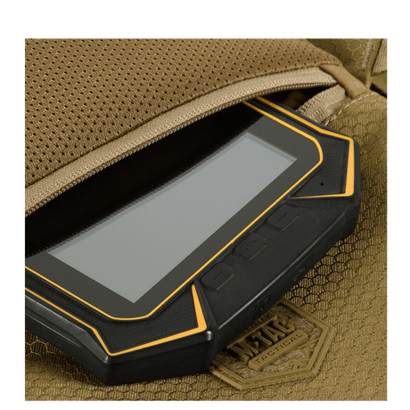 M-Tac Konvert Taske Elite med tablet-design og holdbar Cordura-fremstilling, viser tæt på lomme åbnet til hurtig adgang.