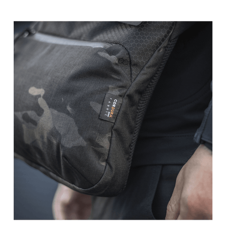 Detalje af M-Tac Konvert Taske Elite lavet af Cordura 500D og 1000D med justerbar skulderrem og magnetventil lukning.
