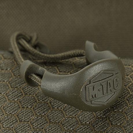 Nærbillede af M-Tac Konvert Taske Elite's magnetventil, fremstillet i slidstærkt Cordura-materiale med et elegant og funktionelt design.